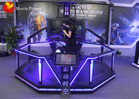 VR que camina levantándose el simulador de la realidad virtual del cine con la plataforma que camina de HTC Vive