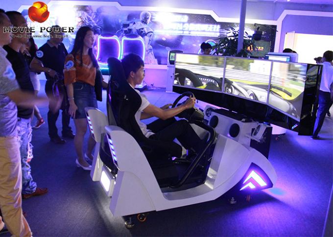 Conducción del simulador con la máquina de juego grande de las carreras de coches de la pantalla en ciudad del juego 0